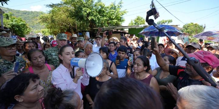 Sheinbaum recorre zonas afectadas por lluvias: establecen puentes aéreos en comunidades aisladas