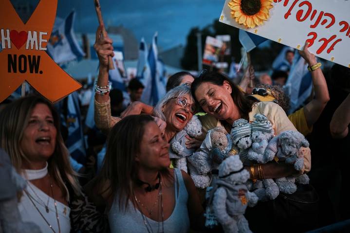 Israel prepares to welcome the last living hostages from Gaza as a ceasefire holds