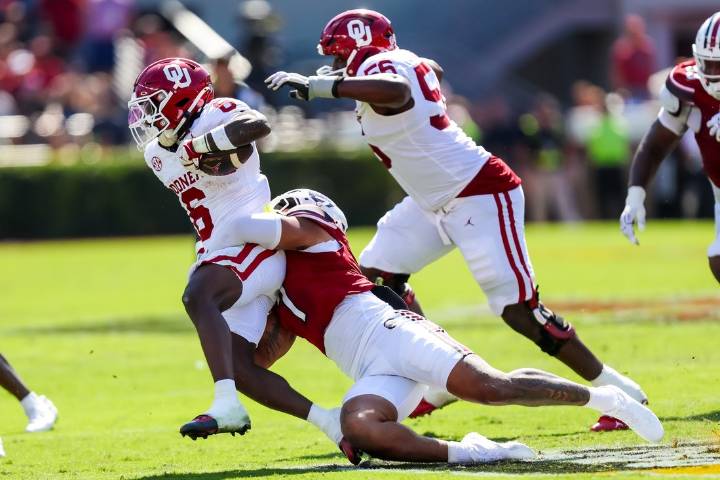 Deadspin | No. 14 Oklahoma sacks South Carolina offense in easy win