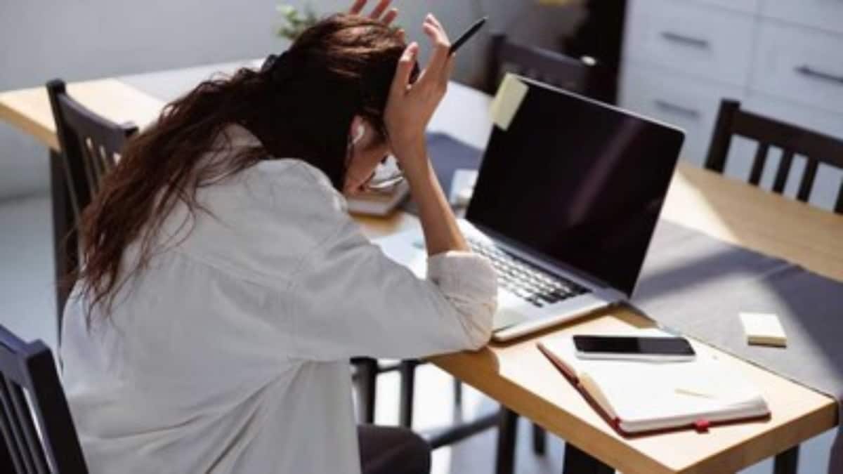 Gen-Z Employee Exposes Indian Manager Who Asked Them To Work On Leave, Redditors Say 'The Desi Boss Is Piece Of Sh*t'