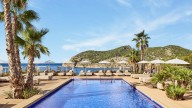 Del hotel que cautivó a Lady Di al lujo de Camp de Mar: tres destinos españoles para despedir el veroño