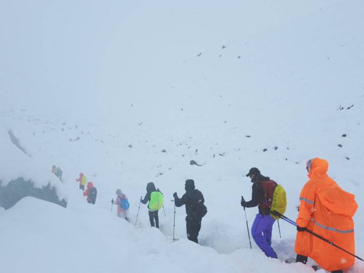 More than 350 trekkers escape blizzard-hit Everest, hundreds still stranded