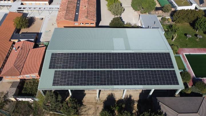 Se acabaron las ayudas a las placas solares individuales: los fondos irán al autoconsumo colectivo que ayude a vulnerables