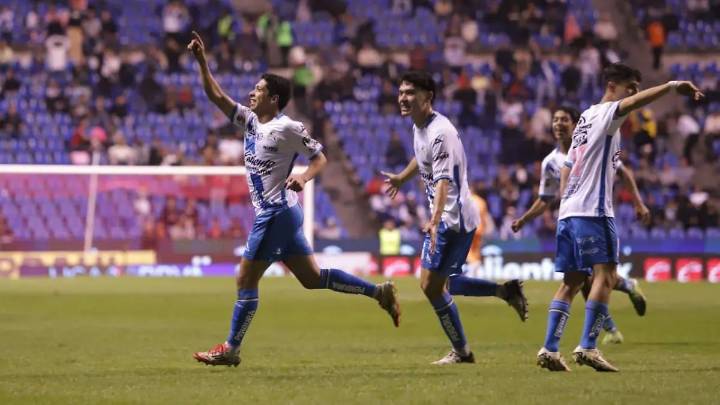 El Club Puebla celebra la victoria sobre Xolos regalando jerseys