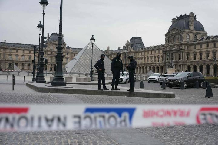 Los ladrones siguen libres. Así es la carrera contra el tiempo para recuperar las piezas robadas del Louvre