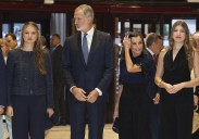 Entre el azul marino y el negro: la Reina Letizia y sus hijas, radiantes en el concierto de los Premios Princesa de Asturias