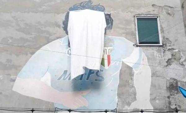 Comerciantes taparon la cara de Maradona en el famoso mural de Nápoles