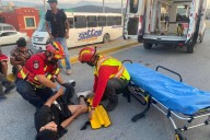Dos menores resultan lesionados en accidente de motocicleta en la colonia Fidel Velázquez, en Ramos