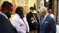 Anangu leaders meet King to mark Uluru handback