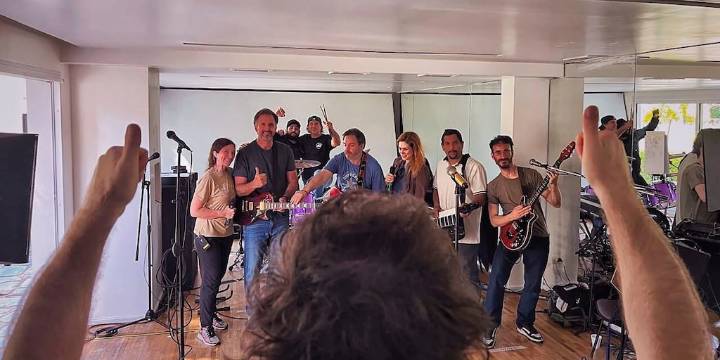 “La Banda Presidencial”: la imagen de Milei durante un ensayo de su grupo musical que tocará mañana en el Movistar Arena