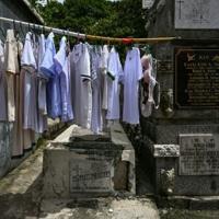 Impoverished Filipinos forge a life among the tombstones