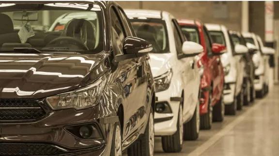Cuántos sueldos se necesitan para comprar el auto 0 km más barato en Argentina