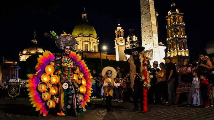 Color, tradición y gran asistencia en el 12º Paseo de Catrinas en Celaya