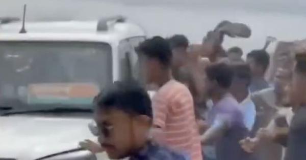 BJP leaders attacked by mob during visit to flood