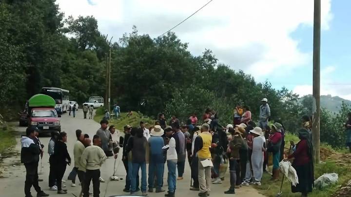 Bloquean carretera en Tehuipango; pobladores de la sierra exigen despejar caminos por deslaves