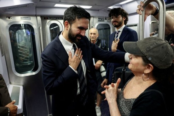 Así es 'Zohran Mamdani, el improbable': musulmán, socialista y a punto de ser alcalde de Nueva York