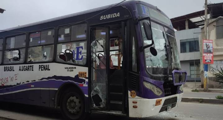 Villa El Salvador: mototaxistas piratas atacaron bus de la Línea 10 E con pasajeros a bordo 