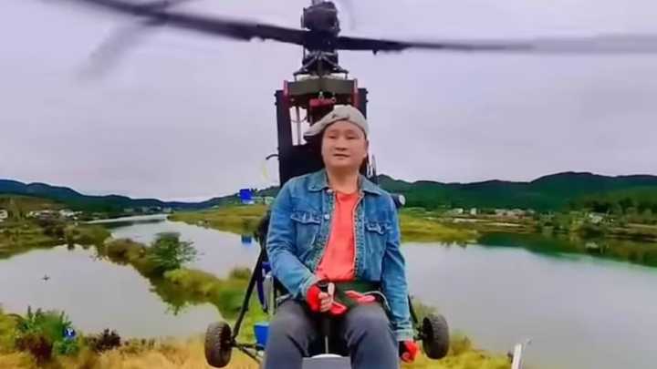 Quién era el influencer chino de 55 años que transmitió en vivo su muerte tras estrellarse su avión ultraligero casero