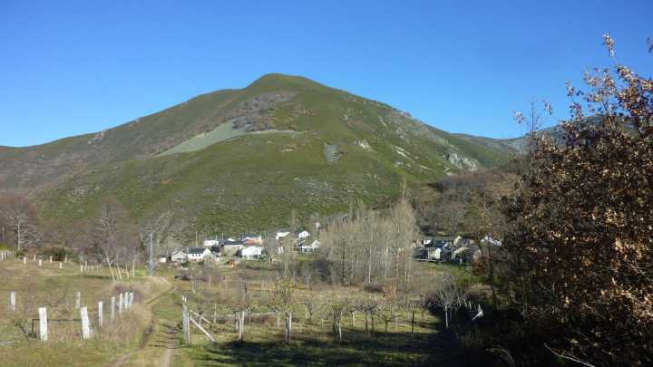 La memoria del Alto Sil (León) revive en pastuezo: Ovidio García inmortaliza Matalavilla en su nueva obra