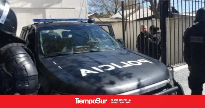 Fuerte dipostivo de seguridad Trasladaron al detenido por el caso de Nahuel fuera de Caleta Olivia tras la noche de furia frente a las Comisarías