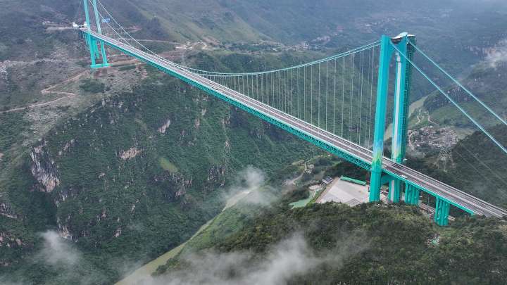 China inaugura el puente más alto del mundo sobre el Gran Cañón de Huajiang