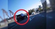 Un vídeo viral de un casi choque entre una moto y un coche en una rotonda de Galicia desata debate: ¿quién tiene la culpa?