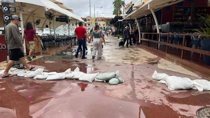 Zona dorada de Cabo San Lucas se inundó al grado de que fue cerrada