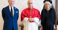 El papa y el rey Carlos III rezan juntos en la Capilla Sixtina