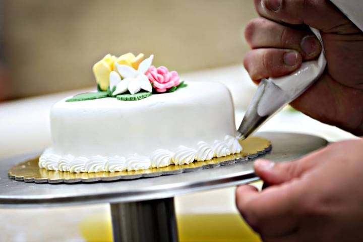 En Los Planes, 30 mujeres reciben curso de repostería para impulsar su independencia económica