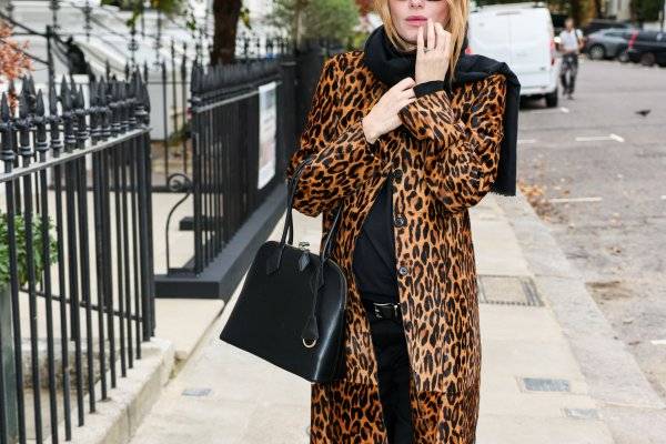 El regreso del abrigo de leopardo lo firma Camille Rowe