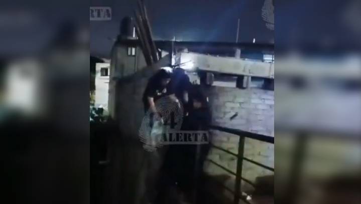 Mujer intenta lanzarse a canal de aguas en la GAM; policías la rescatan