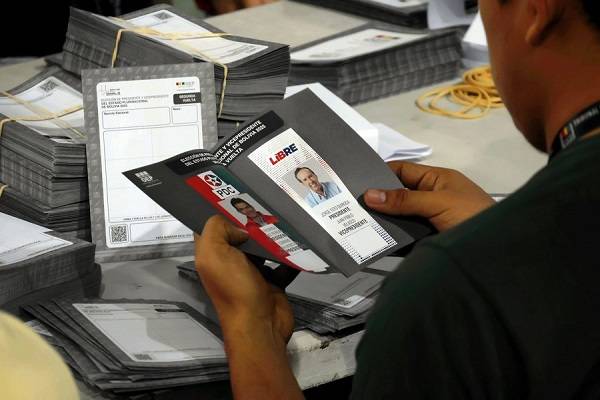 Bolivia revisa el material electoral para la segunda vuelta presidencial