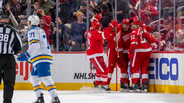 Red Wings score 6 straight to rally past Blues