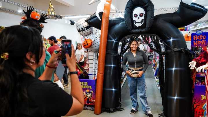 Crece el furor por Halloween en San Juan: hay disfraces para todos los bolsillos