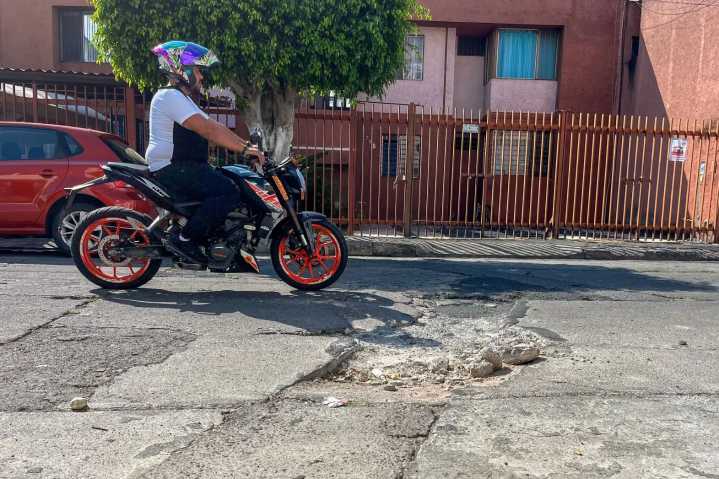 Vecinos denuncian bache olvidado en la colonia Félix Ireta