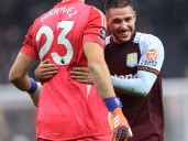 Aston Villa festejó por las atajadas de Dibu Martínez y el golazo de Buendía, que amargó al ausente Cuti Romero en el Tottenham