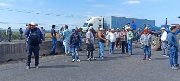 Campesinos bloquean carretera federal en Pénjamo para exigir precios justos del grano