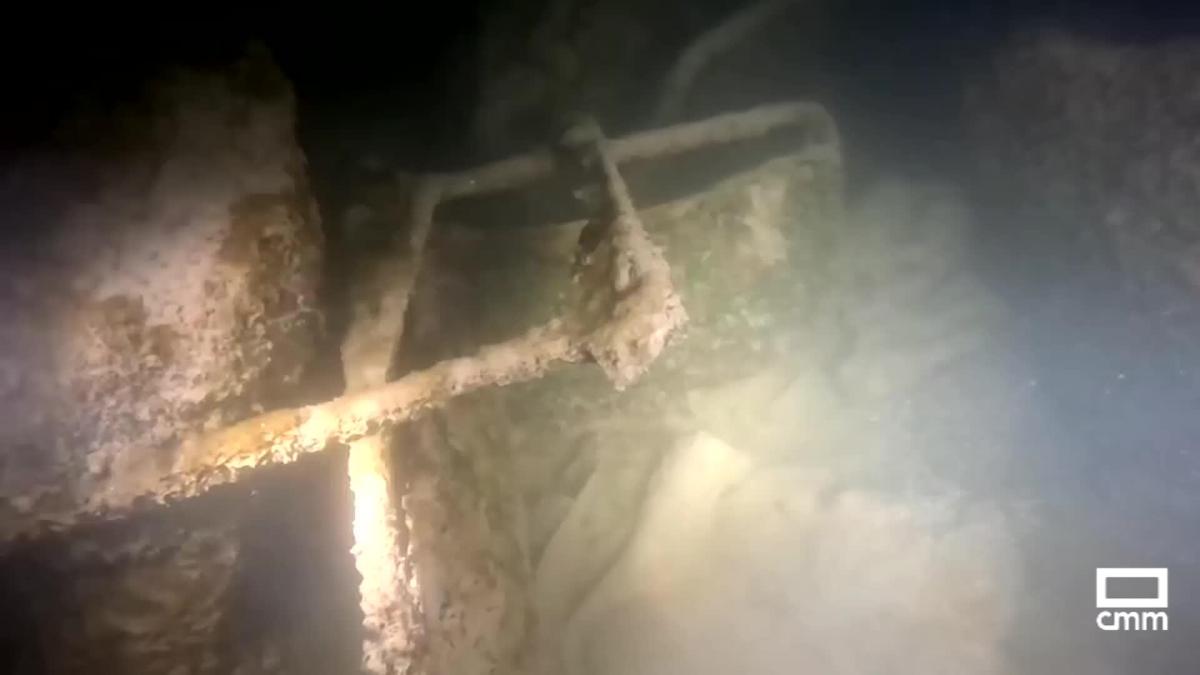 Voluntarios participan en la limpieza de las Lagunas de Ruidera: han localizado hasta chasis de coches