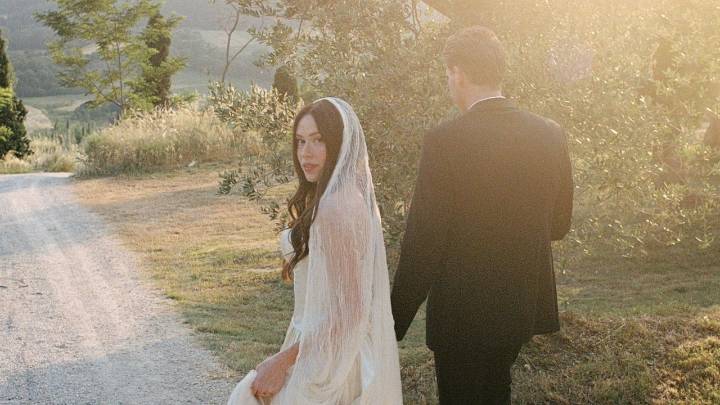 The Bride Wore a Botticelli-Inspired Vintage Gown for Her Wedding at a 14th