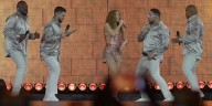 En video: Shakira y Grupo Niche sorprendieron con dueto histórico en el Pascual Guerrero de Cali