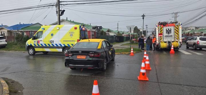 Accidente en Punta Arenas deja una persona lesionada tras colisión entre auto y taxi
