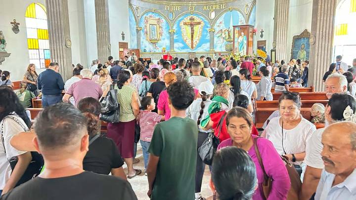 Decenas de creyentes rinden tributo a San Judas Tadeo