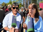 Protesta de gremios estatales frente al Parlamento para respaldar la sesión extraordinaria que fracasó por falta de quórum