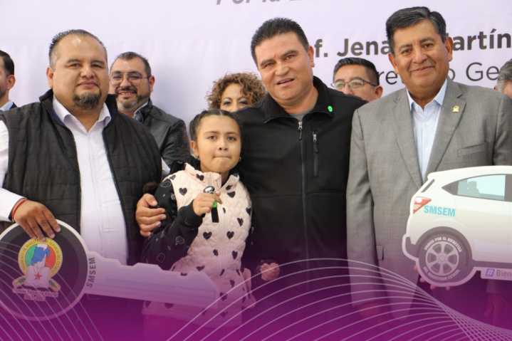 SMSEM entrega 125 autos a maestros del Edoméx