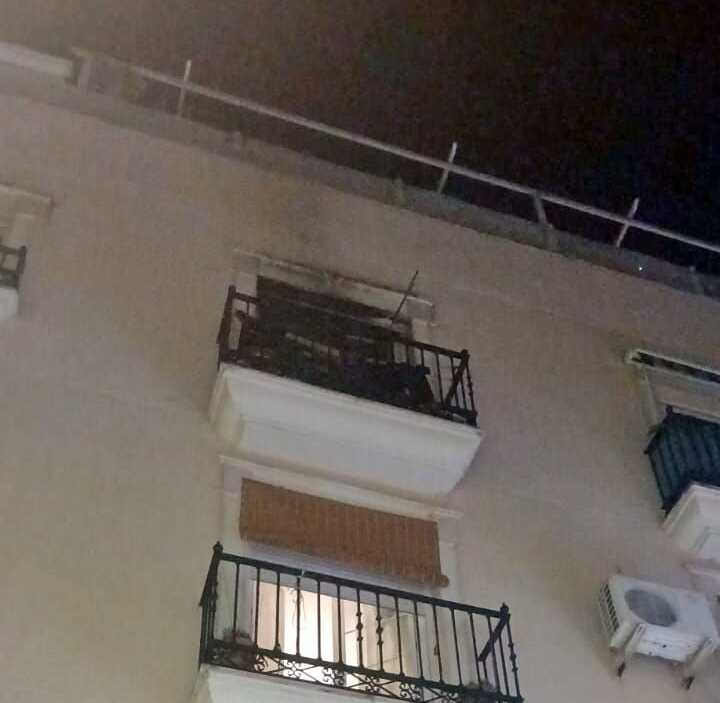 Varios desalojados y un herido en un incendio que 'desborda' a los bomberos de Andújar