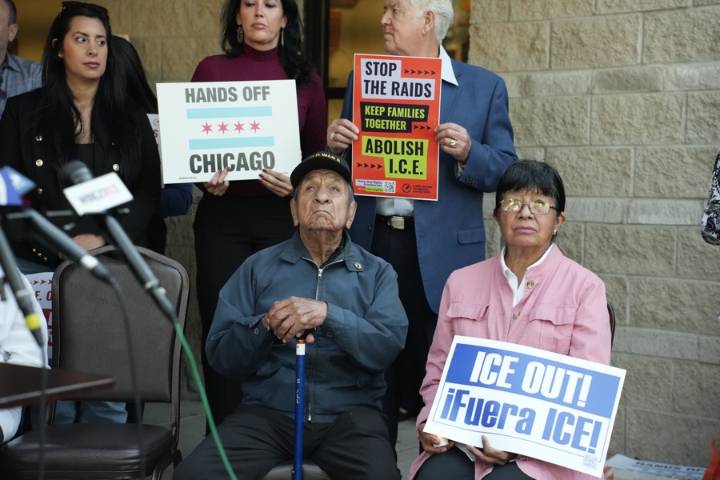 Miles de personas protestan ante edificio Trump en Chicago por envío de Guardia Nacional