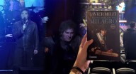 Milei presenta nuevo libro y da concierto de rock en medio de crisis política en Argentina