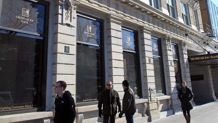 Wisconsin company to buy Iowa-based MidWestOne Bank for $864M