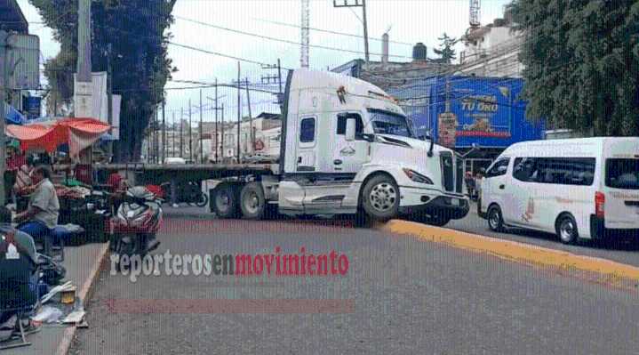 TRÁILER QUEDÓ INVADIENDO AMBOS CARRILES EN NAUCALPAN