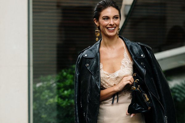 ¿Hasta dónde llegar con la combinación de vestido lencero y pantalones? 15 ideas para inspirarte y 5 niveles de dificultad